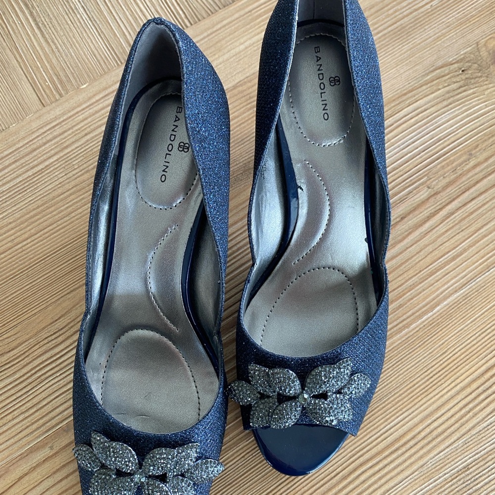 Bandolino Navy Glitter Peep-Toe Heels with Crystal Leaf Accent size 8